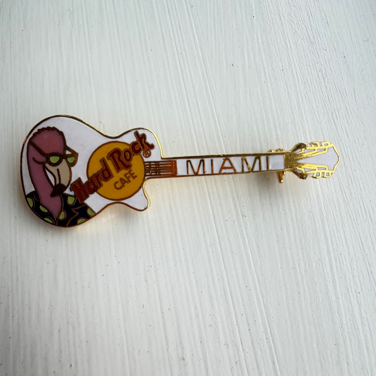 Hard Rock Cafe Miami Flamingo Guitar Pin Gold Tone Enamel Collectible Accessory 12$